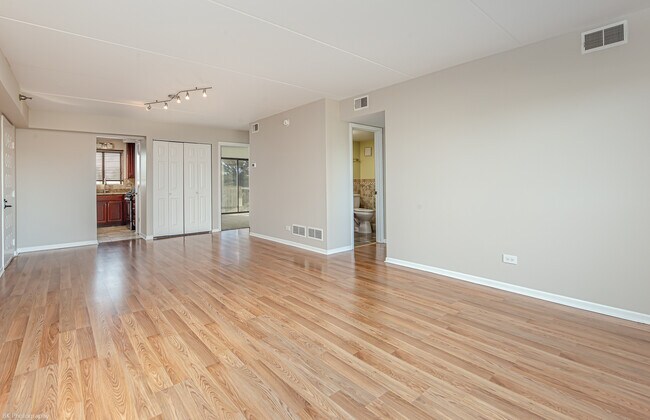 Building Photo - 5970 Lake Bluff Dr