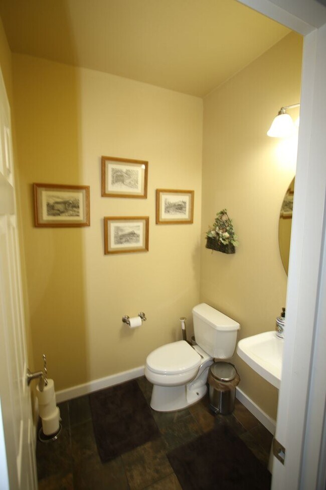 Foto del edificio - Lovely 4-Bedroom, 2.5-Bathroom Fully Furni...
