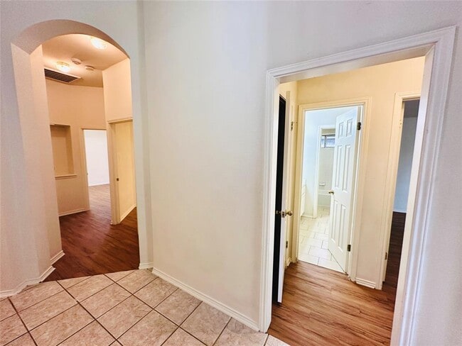 Building Photo - 1101 Hunter's Creek Dr