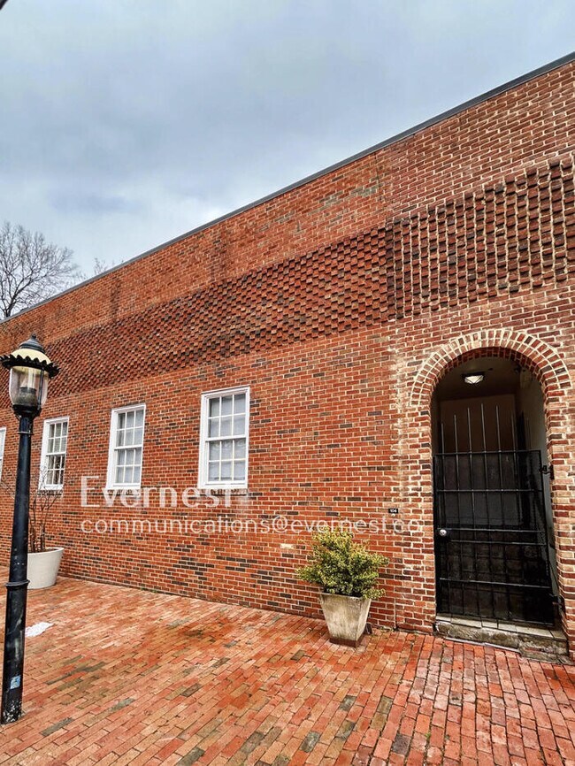 Foto del edificio - 2418 E Franklin St