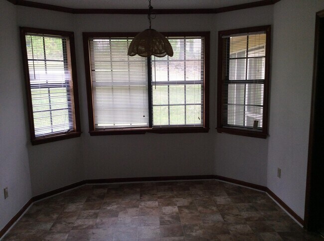 Building Photo - 3816 Crest Dr
