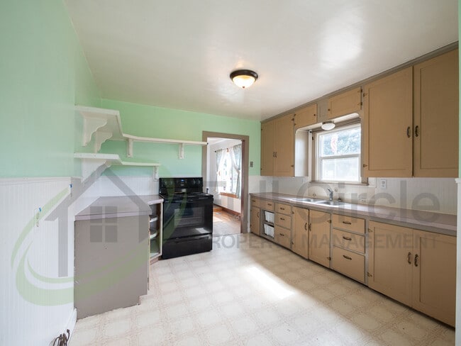 Building Photo - 513 6th St N