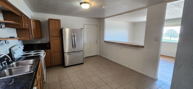 Foto del edificio - ALL PROSPECTIVE TENANTS MUST SUBMIT A ON LINE APPLICATION AND BE PRE-QUALIFIED PRIOR TO ANY SHOWI...