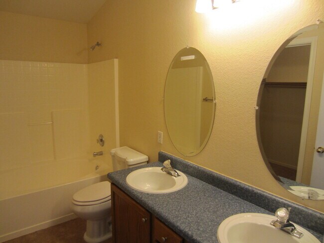 Foto del edificio - Attractive 3 bed. 2 Ba. Home Located in De...