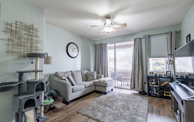 Foto del edificio - 3830 E Lakewood Pkwy E