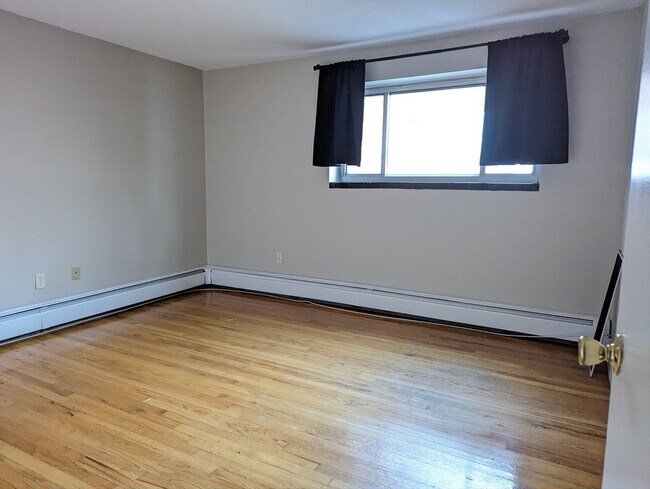 Building Photo - 239 Kelton St