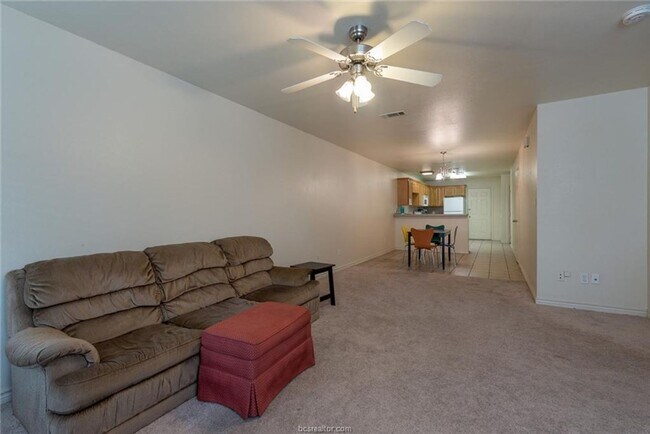 Building Photo - GREAT 3 Bedroom, 3 Bathroom Close to Every...