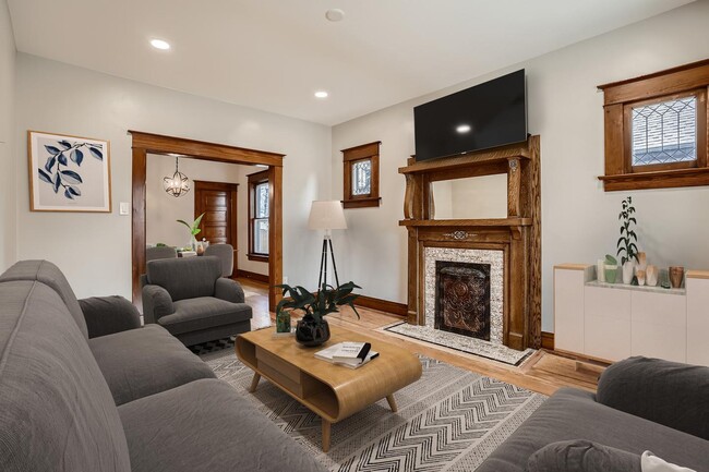Building Photo - Charming Highland home near shops at Tennyson