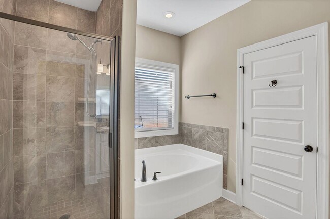 Foto del edificio - Rosemary Gate Townhome For Rent