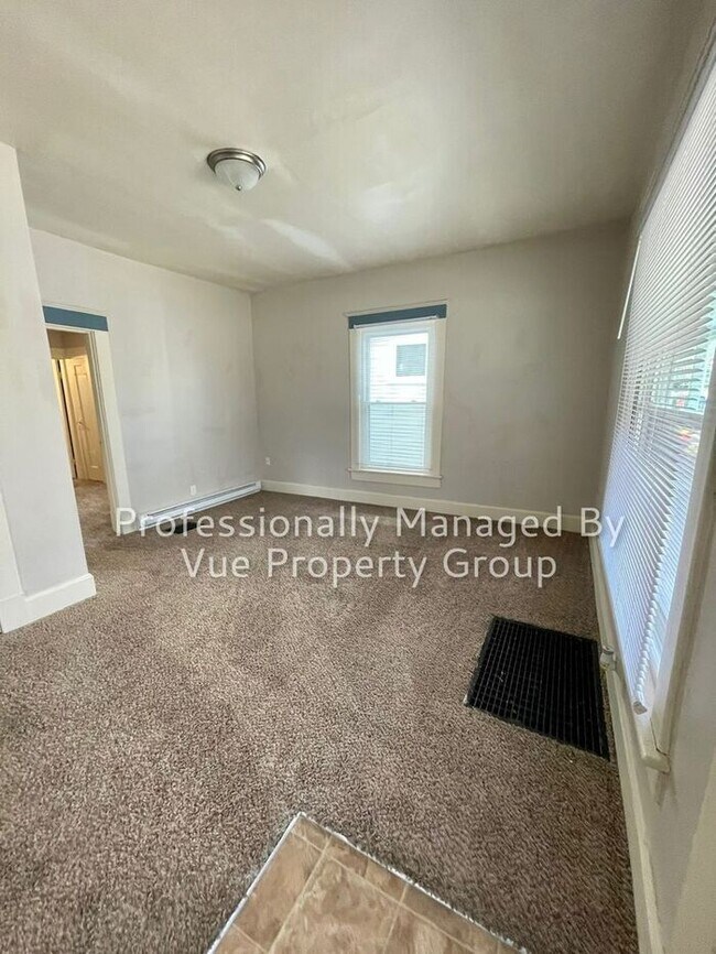 Building Photo - 24 S Hawthorne Ln