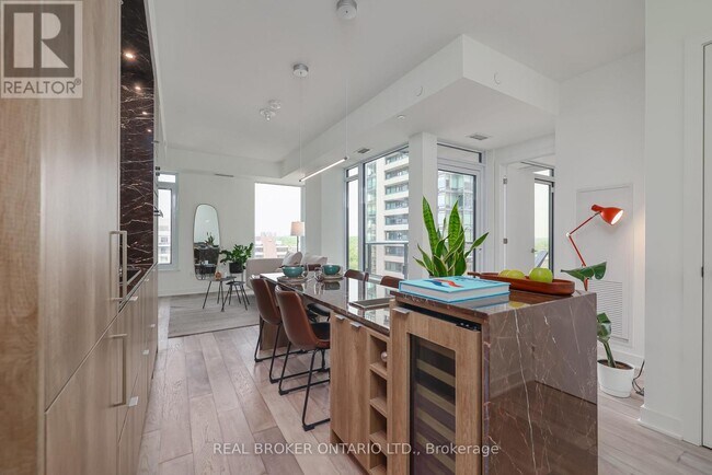 Photo du bâtiment - 11 Yorkville Ave