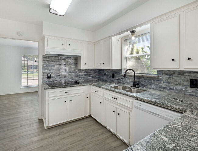 Foto del edificio - 9418 Brooding Oak Cir