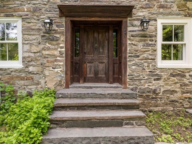 Foto del edificio - 50 Rose Hill Rd