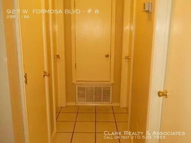 Building Photo - 927 W. Formosa #8, San Antonio, TX. 78221