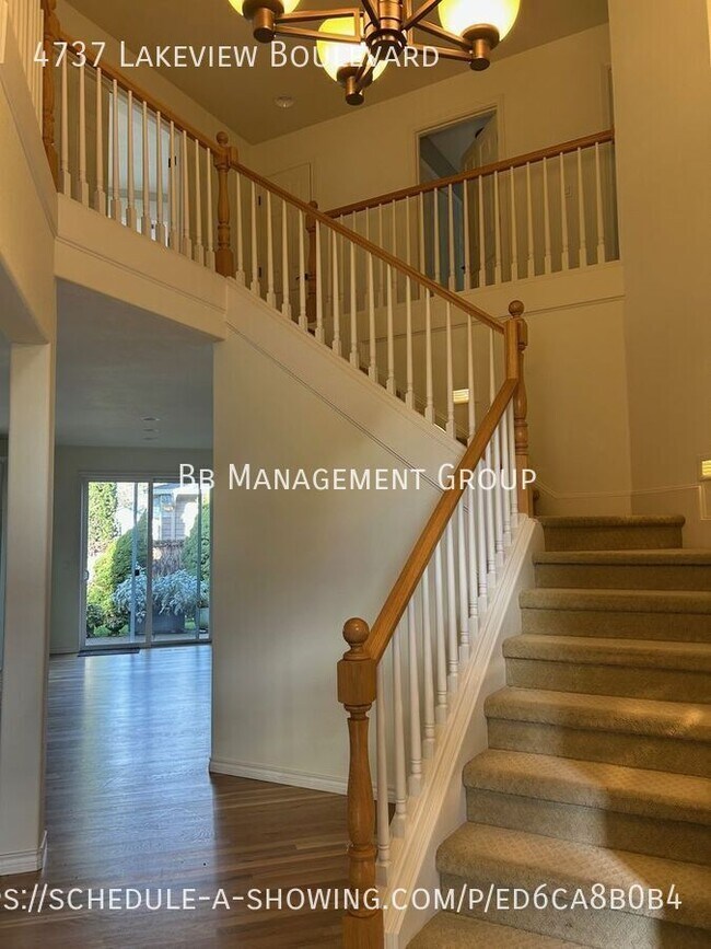 Foto del edificio - Updated Lake Oswego home minutes to First ...