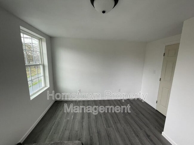 Building Photo - 252 River Rd