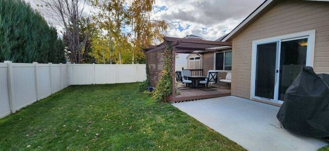 Building Photo - Charming single level 4 bedroom home in Crimson Point community. Spacious open floor plan, oversi...