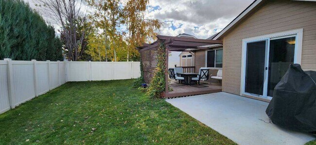 Foto del edificio - Charming single level 4 bedroom home in Crimson Point community. Spacious open floor plan, oversi...