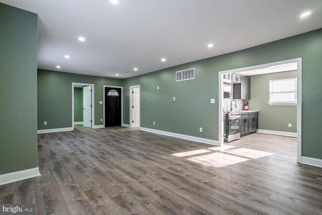 Foto del edificio - 95 New Freedom Rd