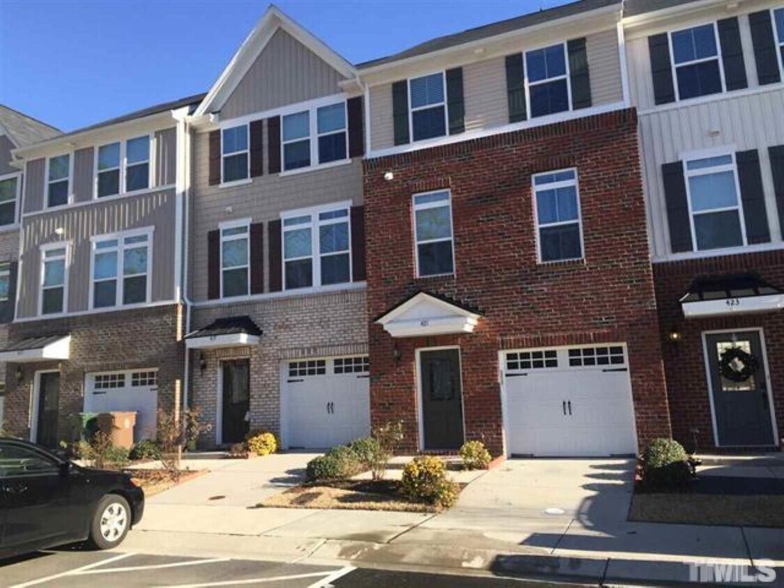 Foto principal - 421 Berry Chase Way