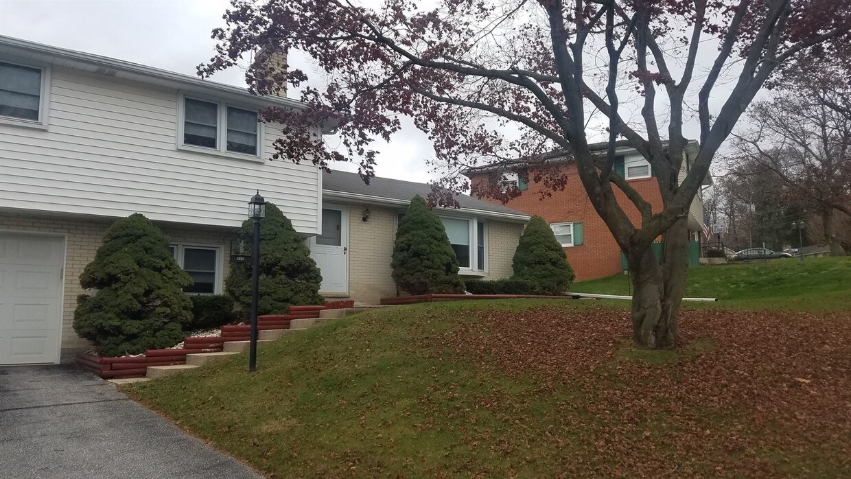Primary Photo - 3 br, 1.5 bath House - 445 SKYVIEW DR