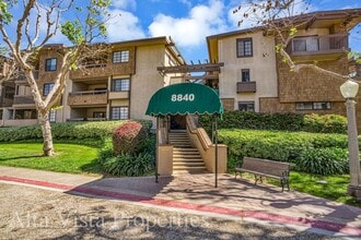 Building Photo - 8840 Villa La Jolla Dr