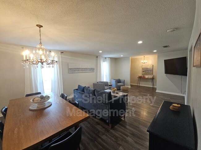 Building Photo - 4625 Tree Line Dr