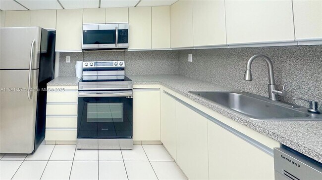 Building Photo - 18151 NE 31st Ct