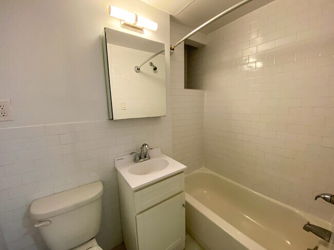 Building Photo - 418 E 74th St