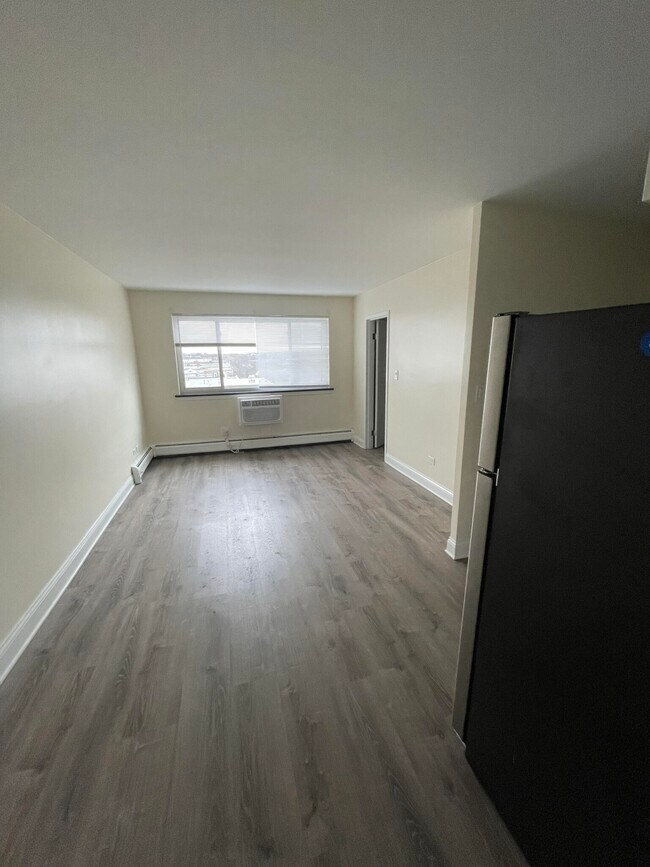 Building Photo - One-bedroom in North Shore Apartments is r...