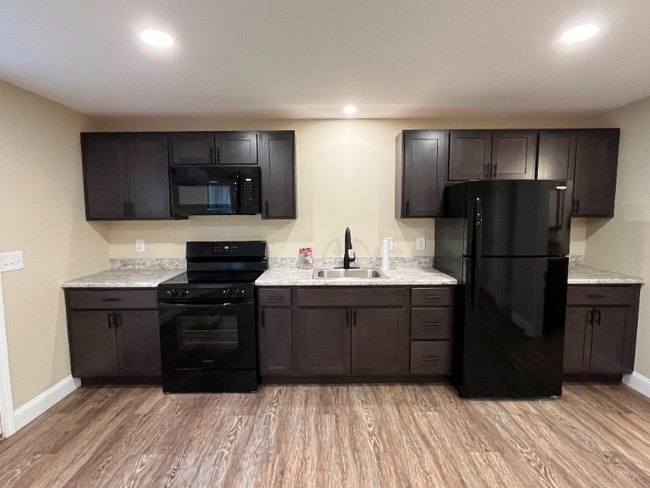 Foto del edificio - 579 Penney Rd