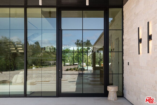 Foto del edificio - 24172 Lupin Hill Rd