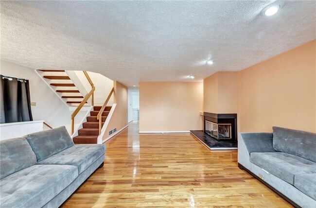 Foto del edificio - 2738 Meadowcrest Ct