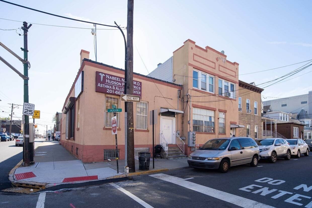 Primary Photo - 6912-6914 Jackson St
