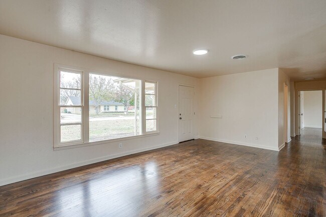 Foto del edificio - Ready for New Tenant- 3 Bedroom, 1.5 Bath in NRH- Birdville ISD- 76108