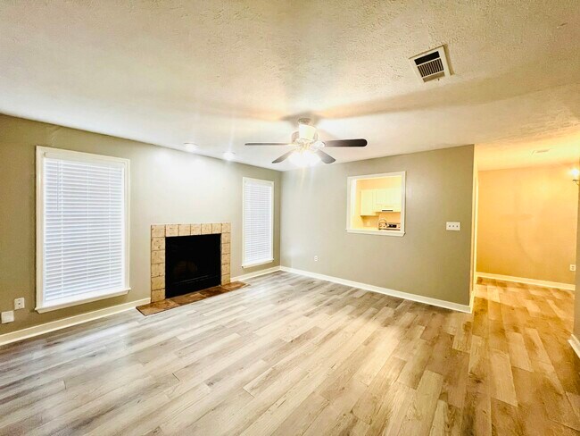 Foto del edificio - 117 Bent Creek Cir N