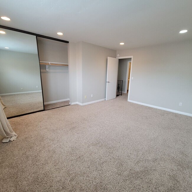 Building Photo - Coastal Condo for Rent in Del Mar – Beachside Living at Its Best