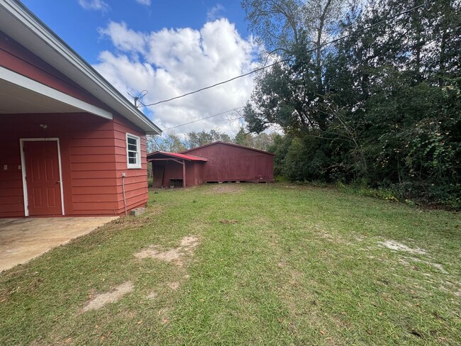 Building Photo - Cute Frame Home in Grand Ridge, Florida