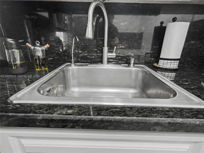 Foto del edificio - 2270 NE 68th St