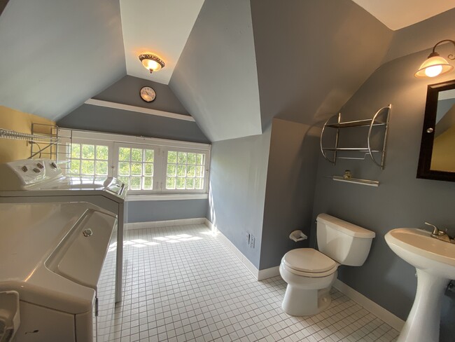 Building Photo - 2641 Highland Ave