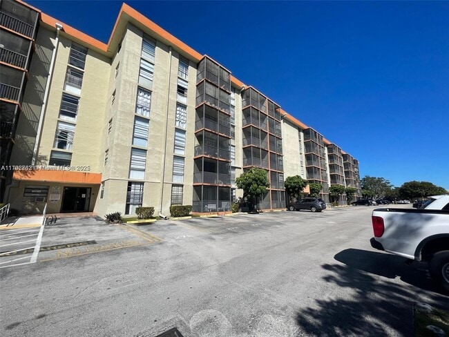 Foto del edificio - 16950 W Dixie Hwy