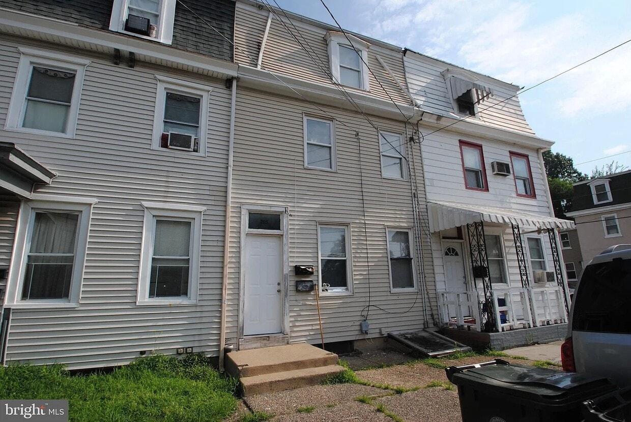 Primary Photo - 205 Jones Ave