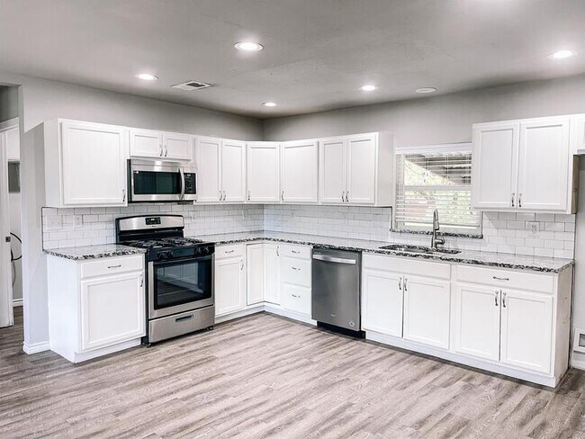 Building Photo - 1006 Swanner Dr