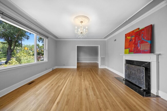 Building Photo - Gorgeous and Spacious 3 Bedroom Ranch in T...