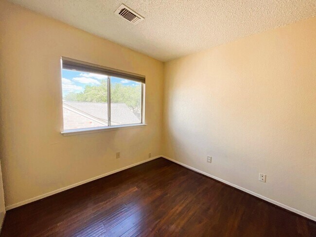 Foto del edificio - 2814 Great Lakes Ave