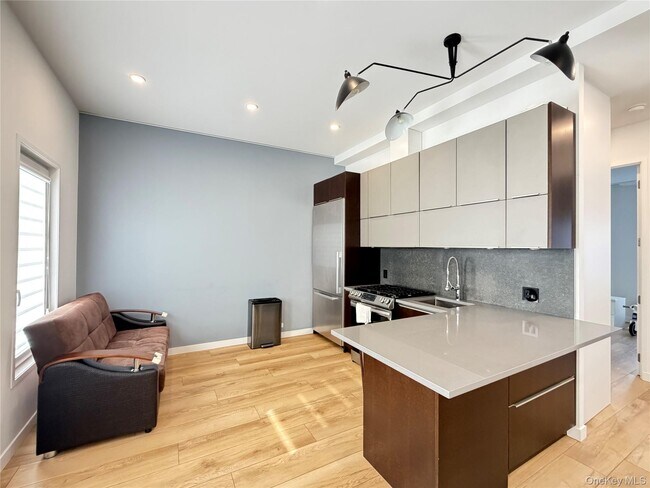 Foto del edificio - 71-57 69th Pl