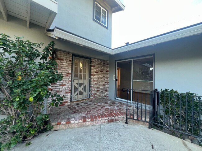 Foto del edificio - 5059 Bel Estos Dr