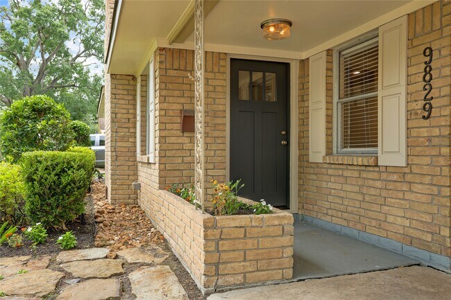 Building Photo - 9829 Larston St