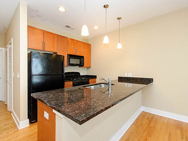 Foto del edificio - 2740 W Armitage Ave