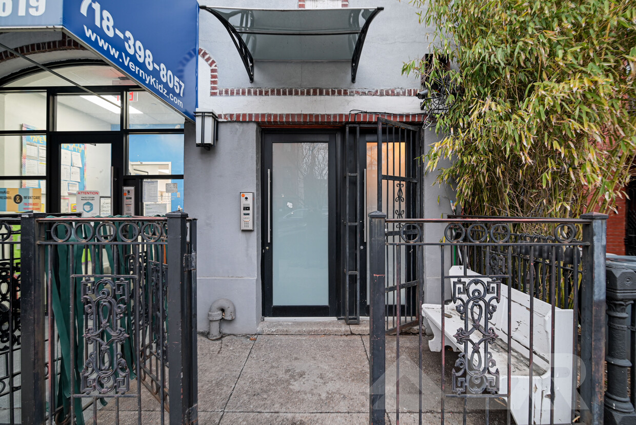 Primary Photo - 619 Hancock St